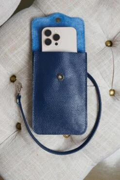 Blaue Mobile Umhängetasche Aus Leder Mit Schultergurt