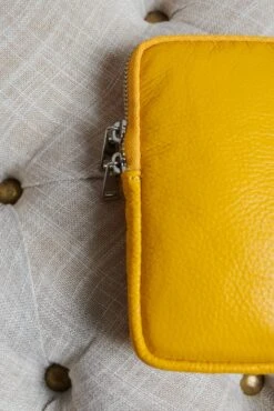 Ockerfarbene Mobile Umhängetasche Aus Leder Mit Schultergurt -D’ARIENZO Verkäufe Umhangetasche leder fur frauen Schultertasche echtes leder ocherfarben Willow 3