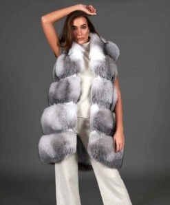 Weste Aus Fuchspelz Mit V-Kragen • Frostblaue Farbe