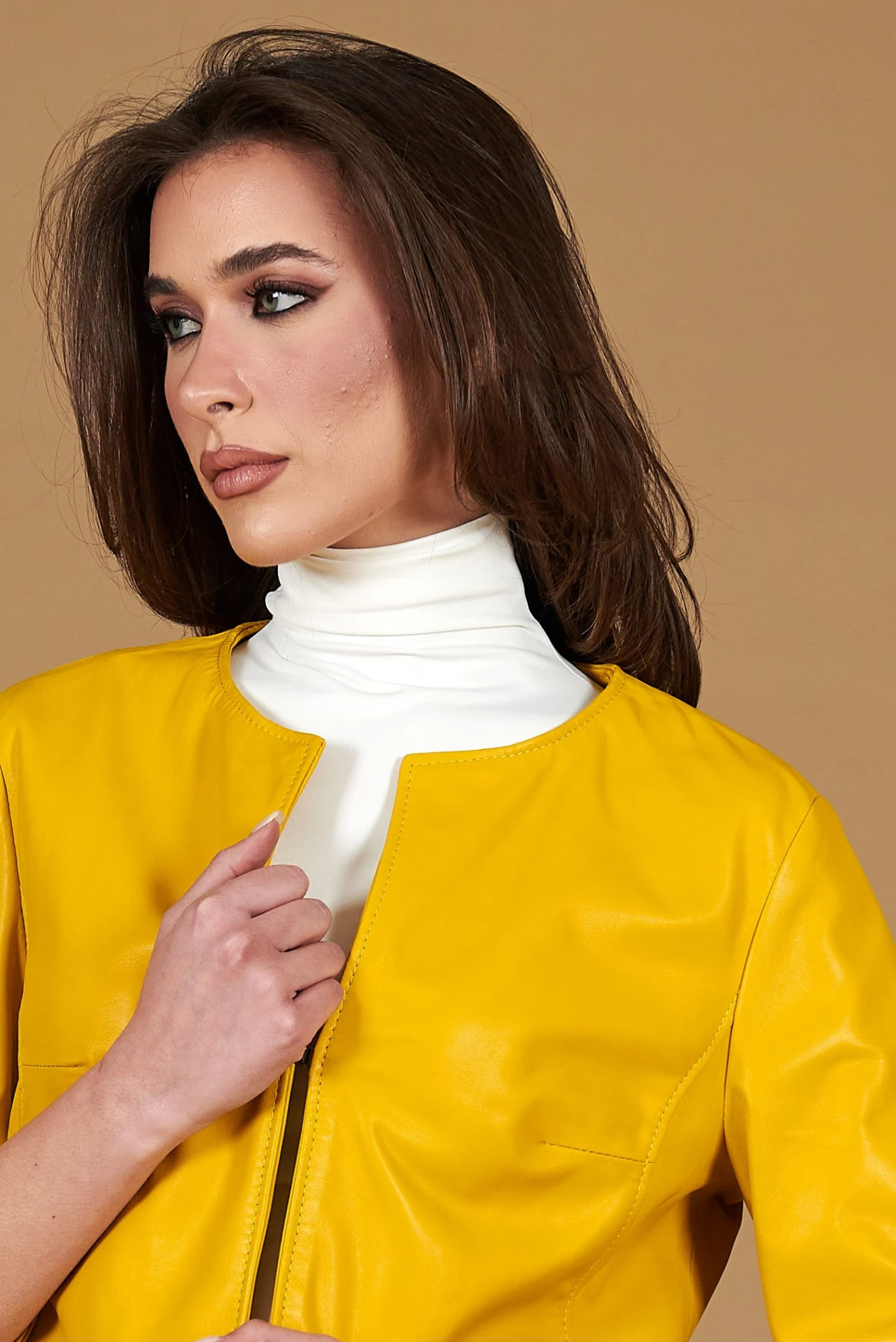 Gelbe Kurze Jacke Aus Naturleder Mit Runder Kragen 3 Gelbe Kurze Jacke Aus Naturleder Mit Runder Kragen – Bild 3