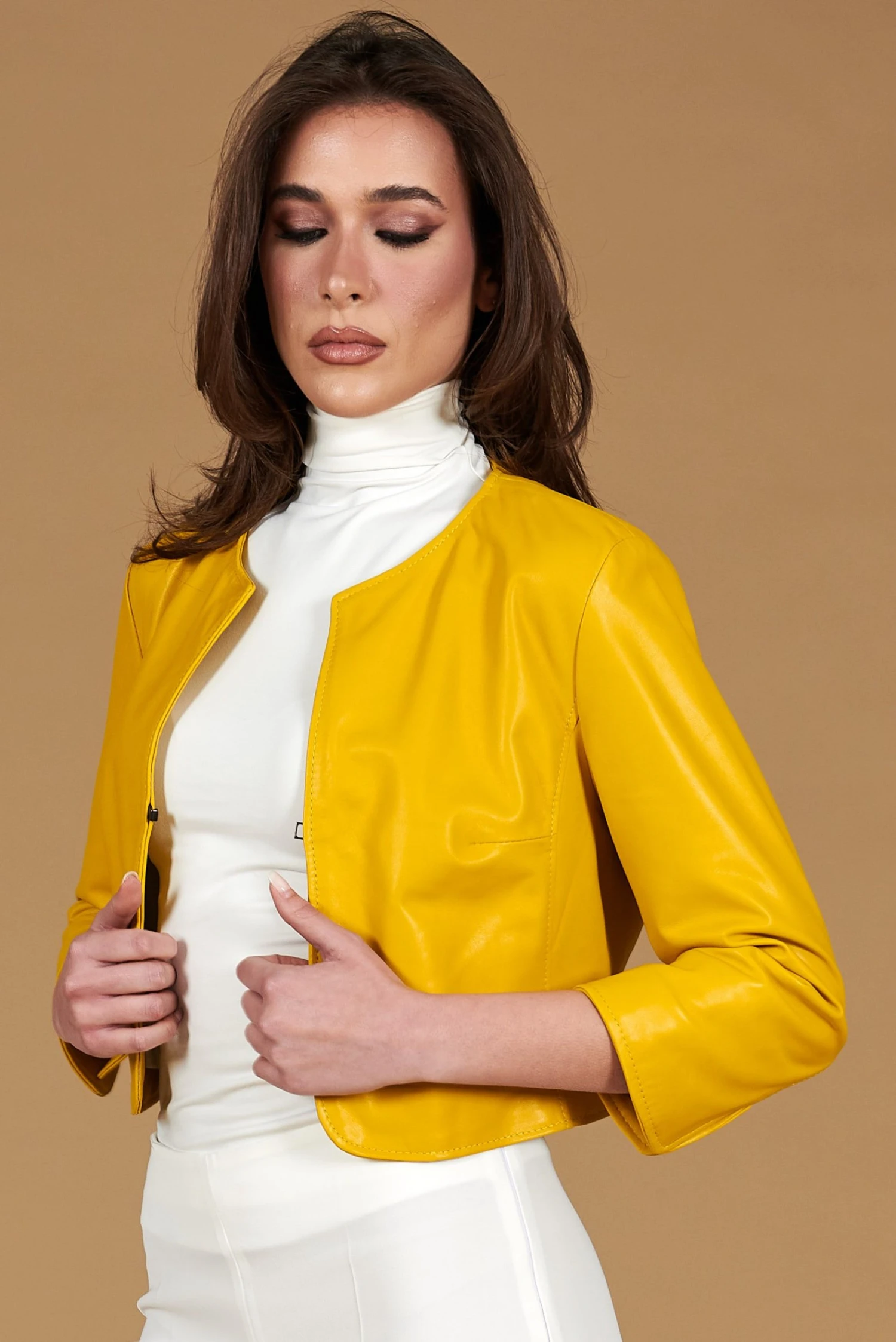 Gelbe Kurze Jacke Aus Naturleder Mit Runder Kragen 5 Gelbe Kurze Jacke Aus Naturleder Mit Runder Kragen – Bild 5