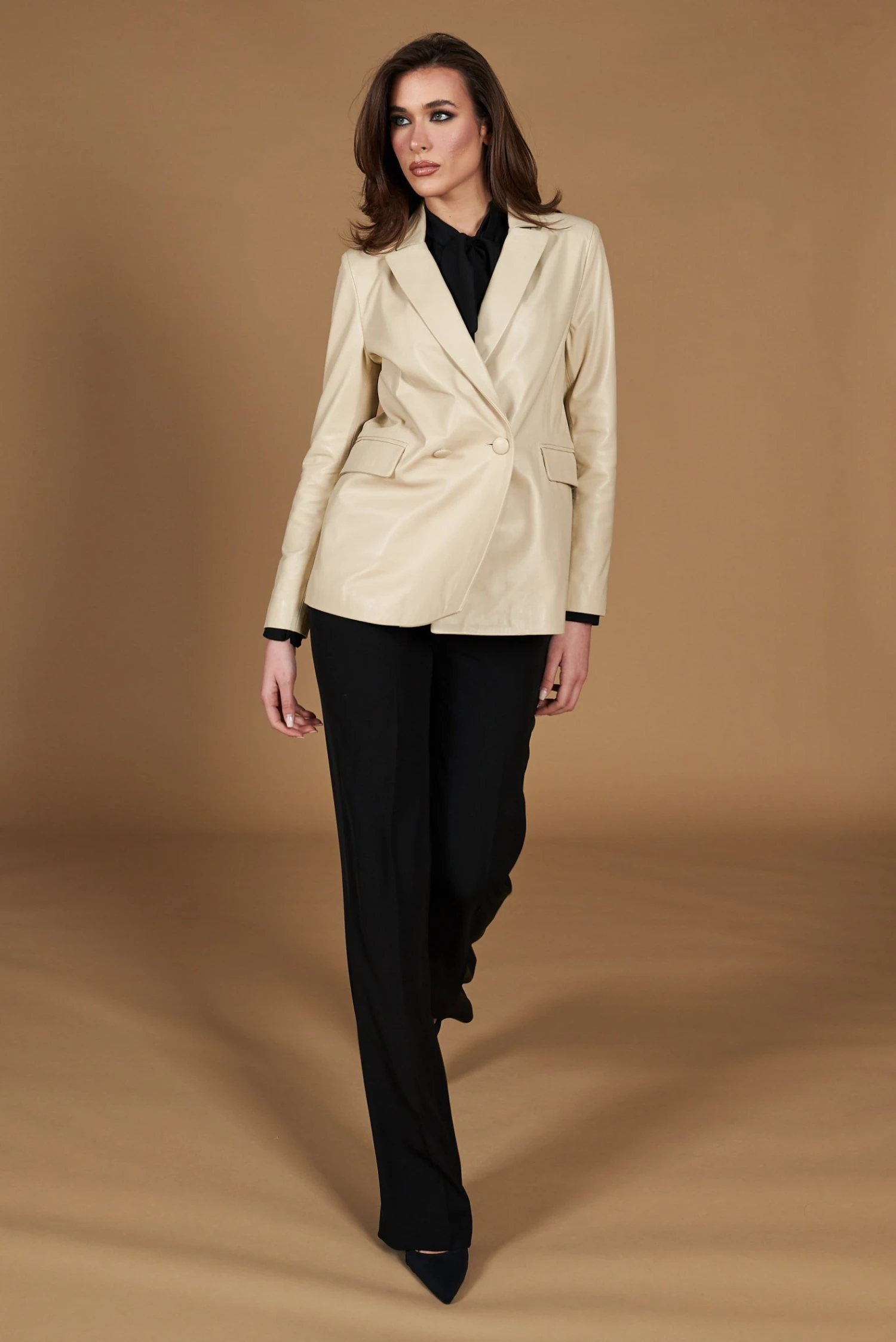 Zweireihiges Blazer Aus Beige Leder Knopfverschluss 2 Zweireihiges Blazer Aus Beige Leder Knopfverschluss – Bild 2