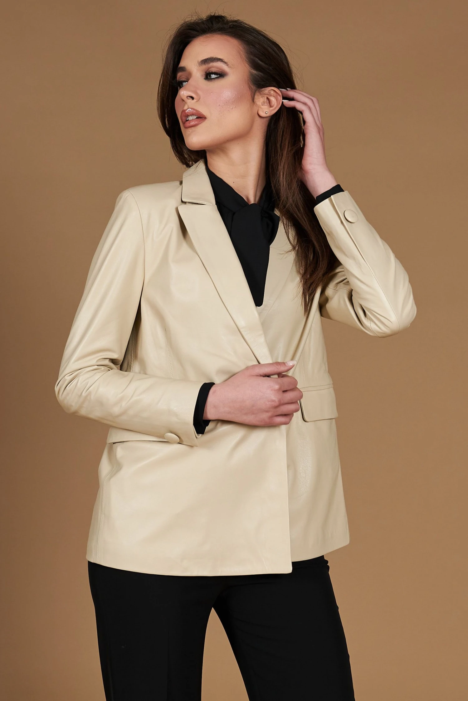 Zweireihiges Blazer Aus Beige Leder Knopfverschluss 4 Zweireihiges Blazer Aus Beige Leder Knopfverschluss – Bild 4