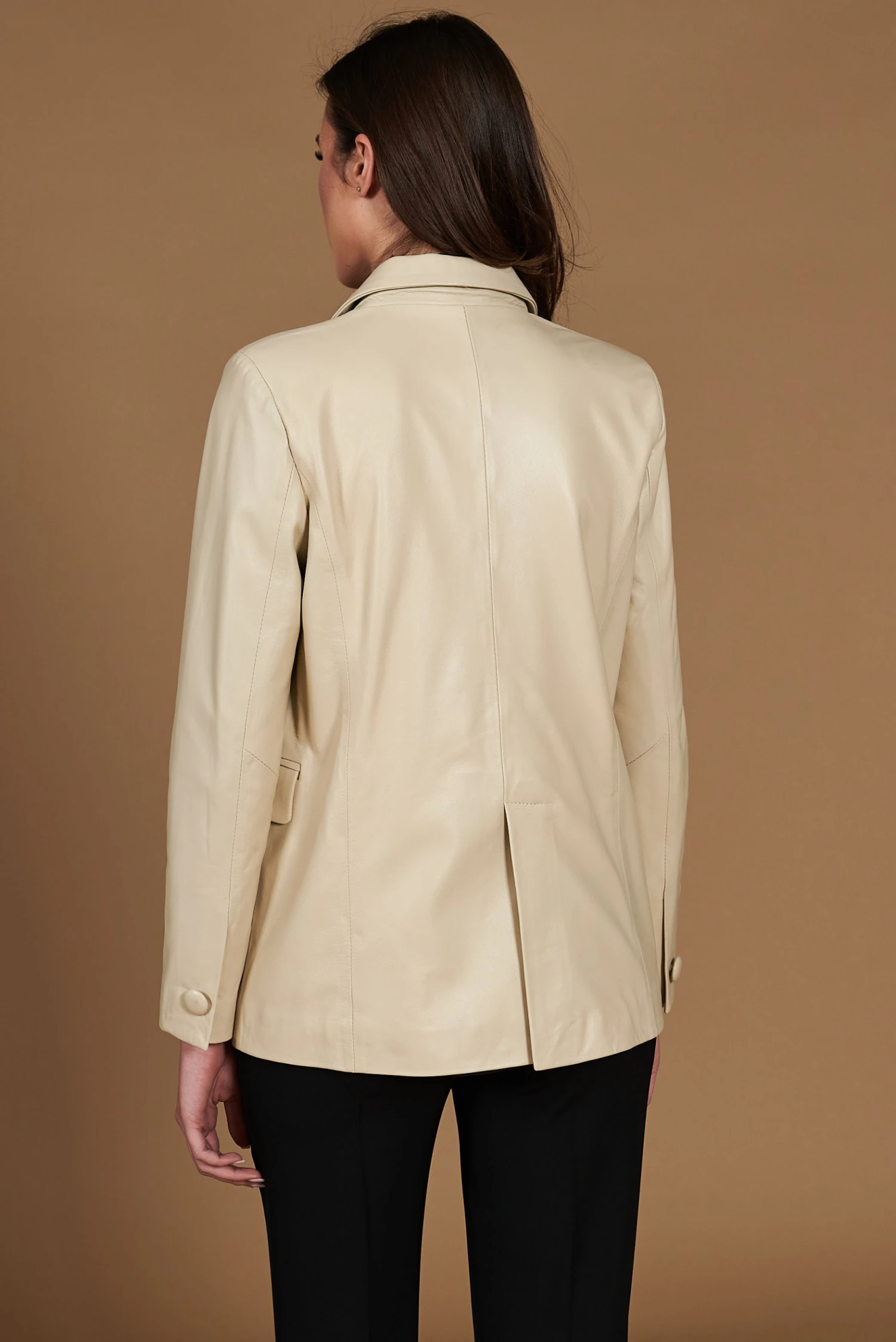 Zweireihiges Blazer Aus Beige Leder Knopfverschluss 8 Zweireihiges Blazer Aus Beige Leder Knopfverschluss – Bild 8