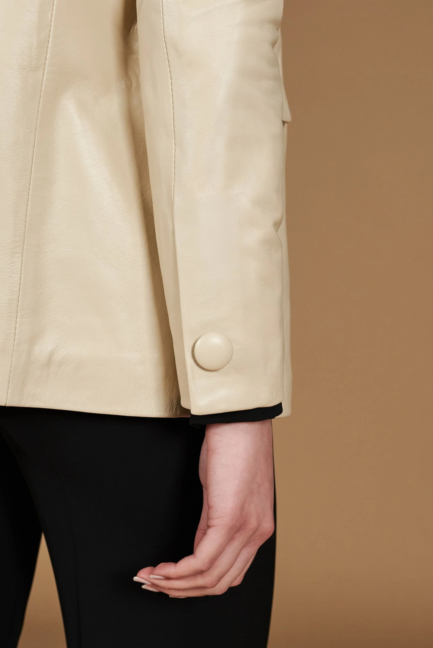 Zweireihiges Blazer Aus Beige Leder Knopfverschluss 9 Zweireihiges Blazer Aus Beige Leder Knopfverschluss – Bild 9