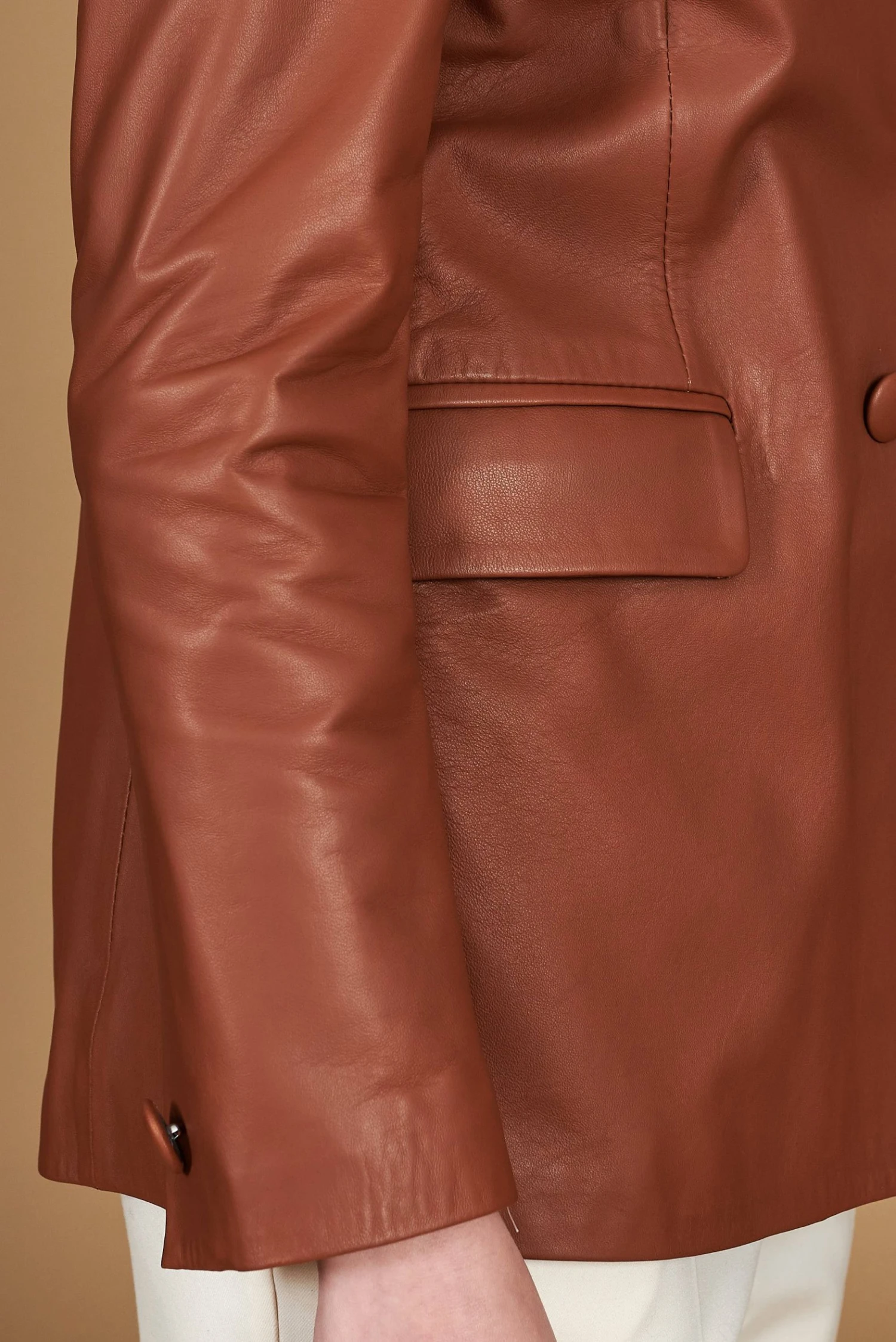 Zweireihiges Blazer Aus Lederfarben Leder Knopfverschluss 11 Zweireihiges Blazer Aus Lederfarben Leder Knopfverschluss – Bild 11