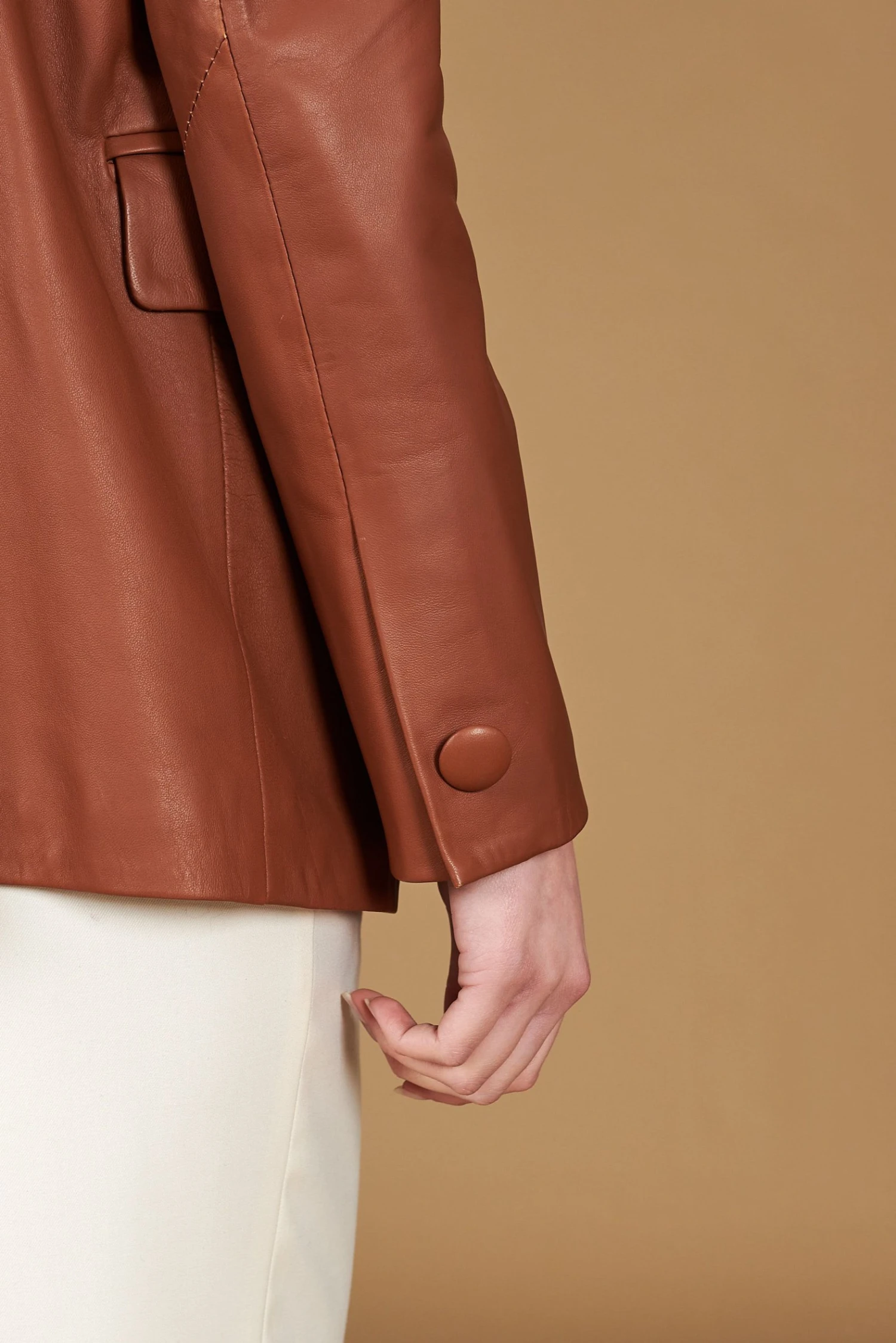 Zweireihiges Blazer Aus Lederfarben Leder Knopfverschluss 12 Zweireihiges Blazer Aus Lederfarben Leder Knopfverschluss – Bild 12