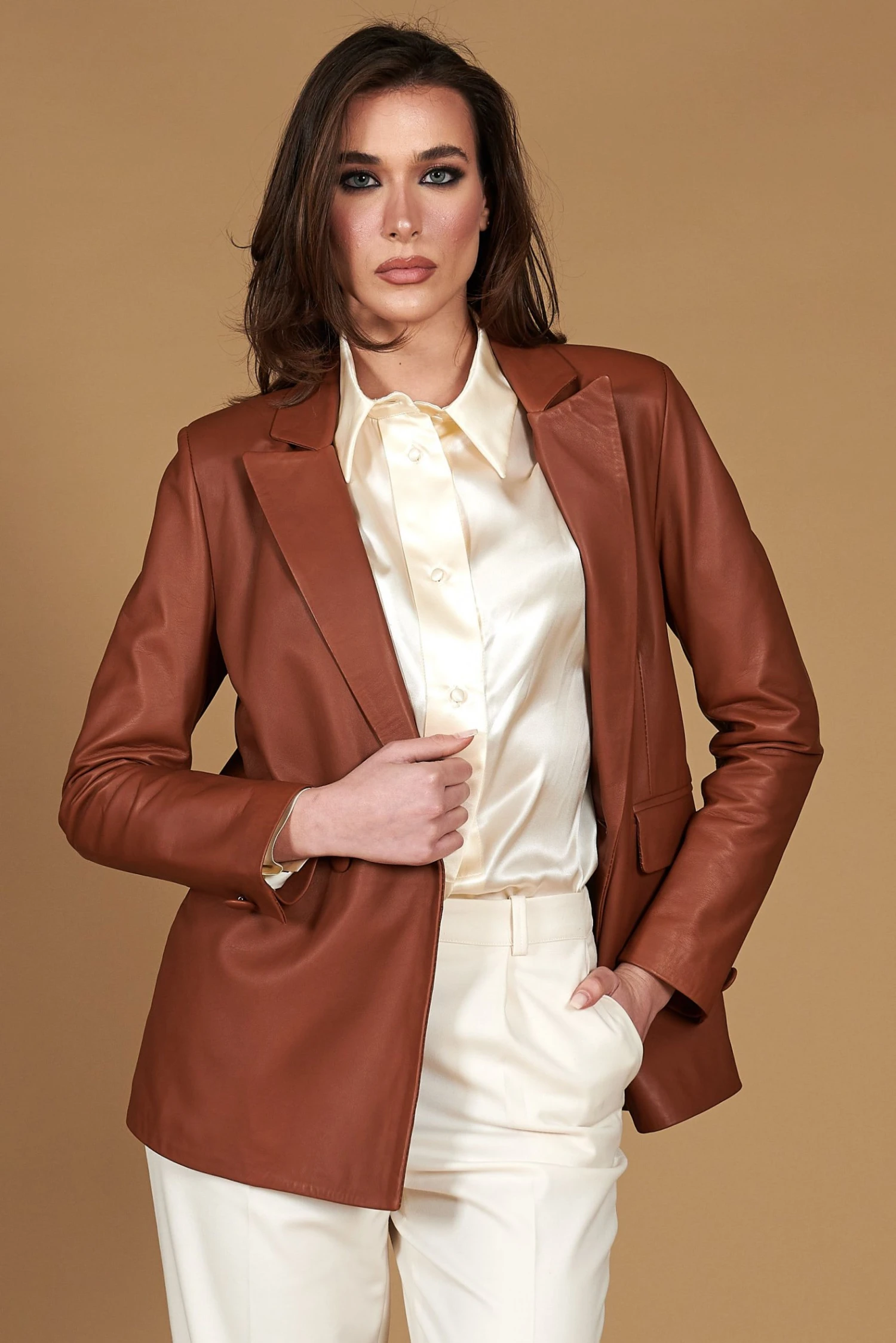 Zweireihiges Blazer Aus Lederfarben Leder Knopfverschluss 5 Zweireihiges Blazer Aus Lederfarben Leder Knopfverschluss – Bild 5