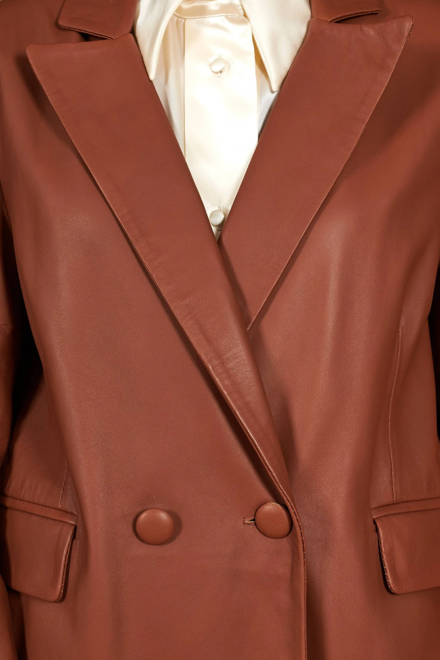 Zweireihiges Blazer Aus Lederfarben Leder Knopfverschluss 10 Zweireihiges Blazer Aus Lederfarben Leder Knopfverschluss – Bild 10