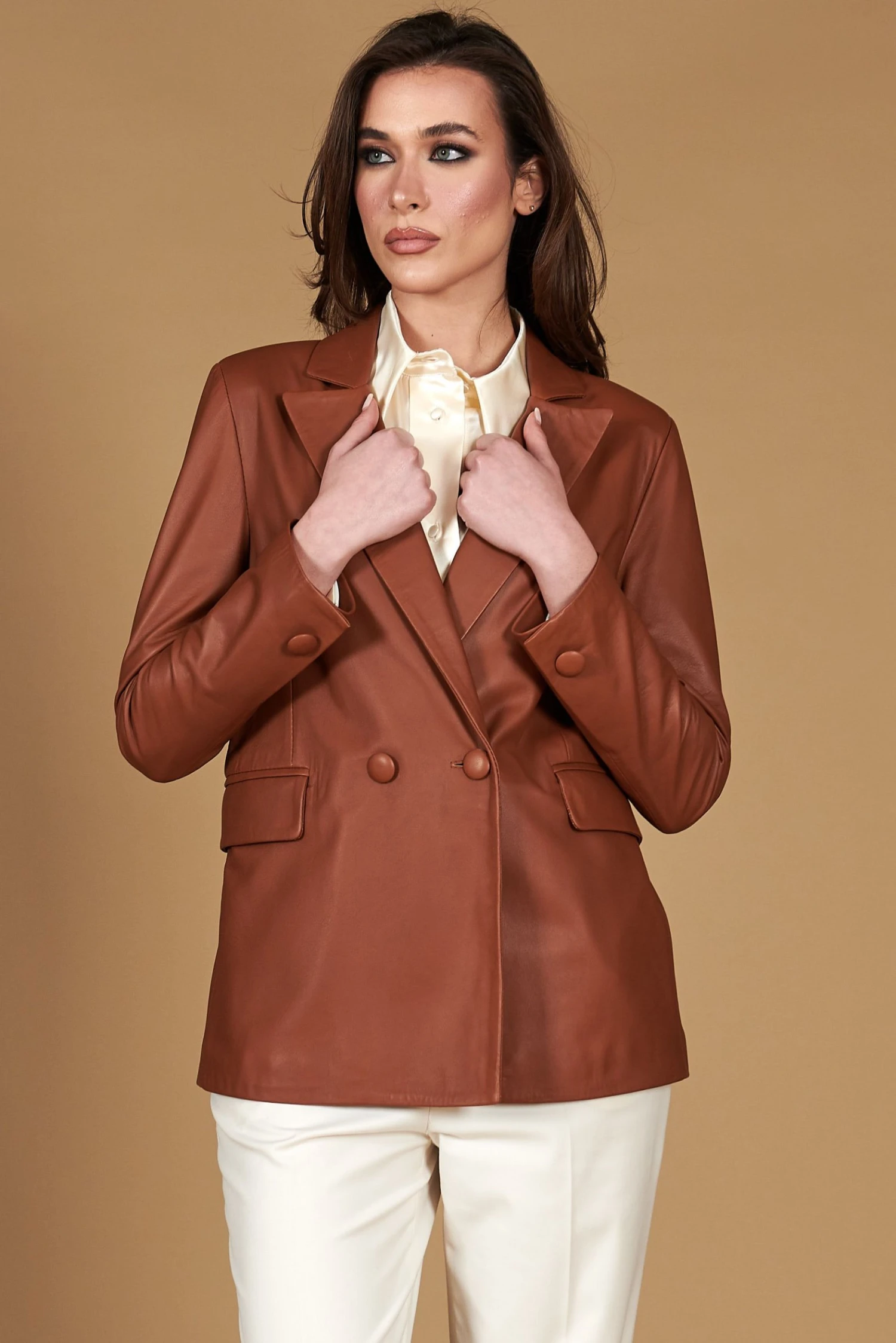 Zweireihiges Blazer Aus Lederfarben Leder Knopfverschluss 1 Zweireihiges Blazer Aus Lederfarben Leder Knopfverschluss