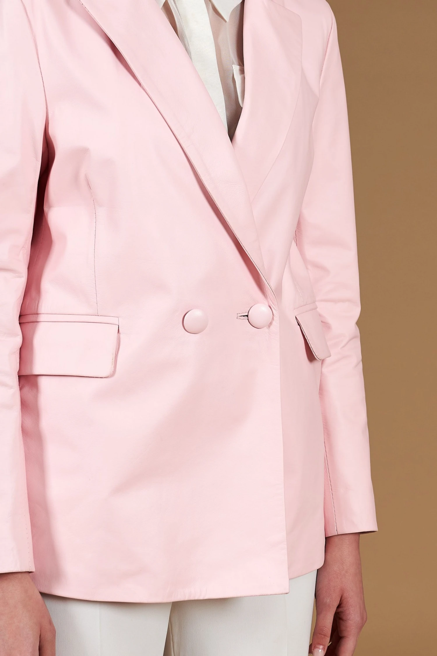 Zweireihiges Blazer Aus Rosa Leder Knopfverschluss 11 Zweireihiges Blazer Aus Rosa Leder Knopfverschluss – Bild 11