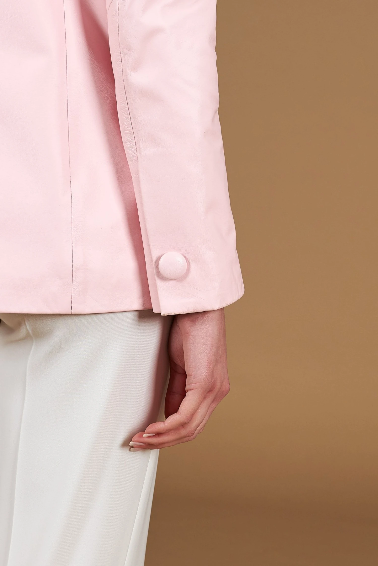 Zweireihiges Blazer Aus Rosa Leder Knopfverschluss 12 Zweireihiges Blazer Aus Rosa Leder Knopfverschluss – Bild 12