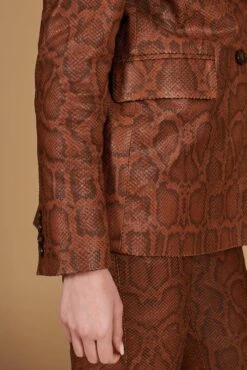 Zweireihiges Blazer Aus Braune Leder Python Drucken 22 Zweireihiges Blazer Aus Braune Leder Python Drucken -D’ARIENZO Verkäufe leder blazer damen python drucken echtes leder beige Giada 10