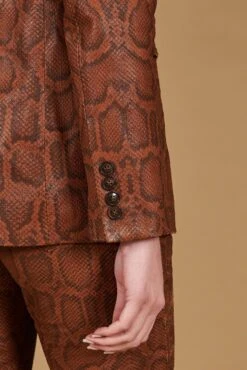 Zweireihiges Blazer Aus Braune Leder Python Drucken 23 Zweireihiges Blazer Aus Braune Leder Python Drucken -D’ARIENZO Verkäufe leder blazer damen python drucken echtes leder beige Giada 11