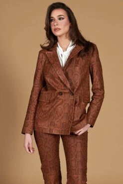 Zweireihiges Blazer Aus Braune Leder Python Drucken 18 Zweireihiges Blazer Aus Braune Leder Python Drucken -D’ARIENZO Verkäufe leder blazer damen python drucken echtes leder beige Giada 6