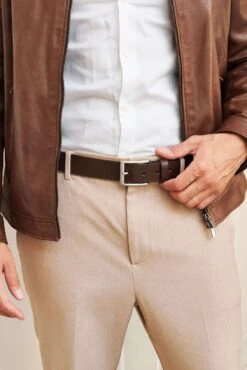 Braune Männer Gürtel Aus Kalbsleder Mit Silberfarbener Schließe