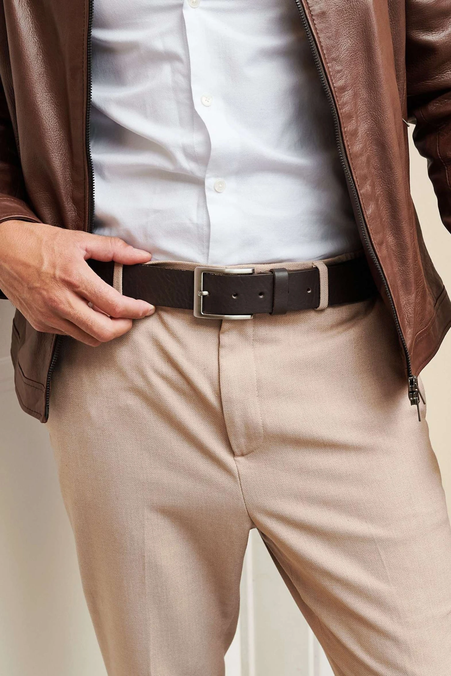 Braune Leder Gürtel Herren Kalbsleder Mit Silberfarbener Schließe 1 Braune Leder Gürtel Herren Kalbsleder Mit Silberfarbener Schließe