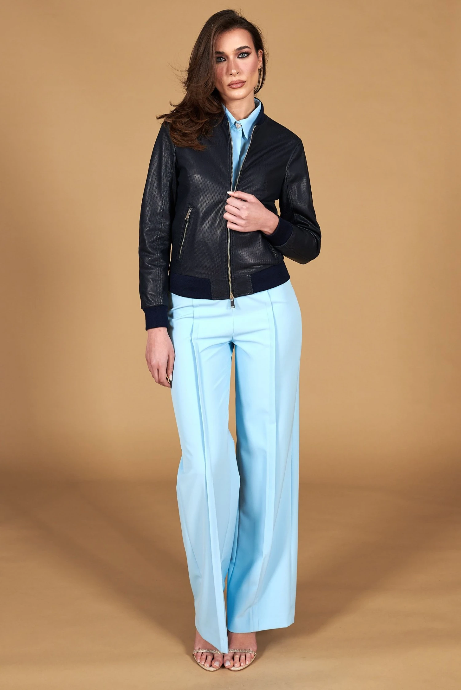 Blaue Perforiertes Bomberjacke Glatte-Effekt 2 Blaue Perforiertes Bomberjacke Glatte-Effekt – Bild 2