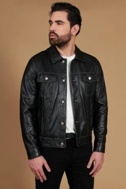 Schwarze Bikerlederjacke Knöpfen Und Hemdkragen