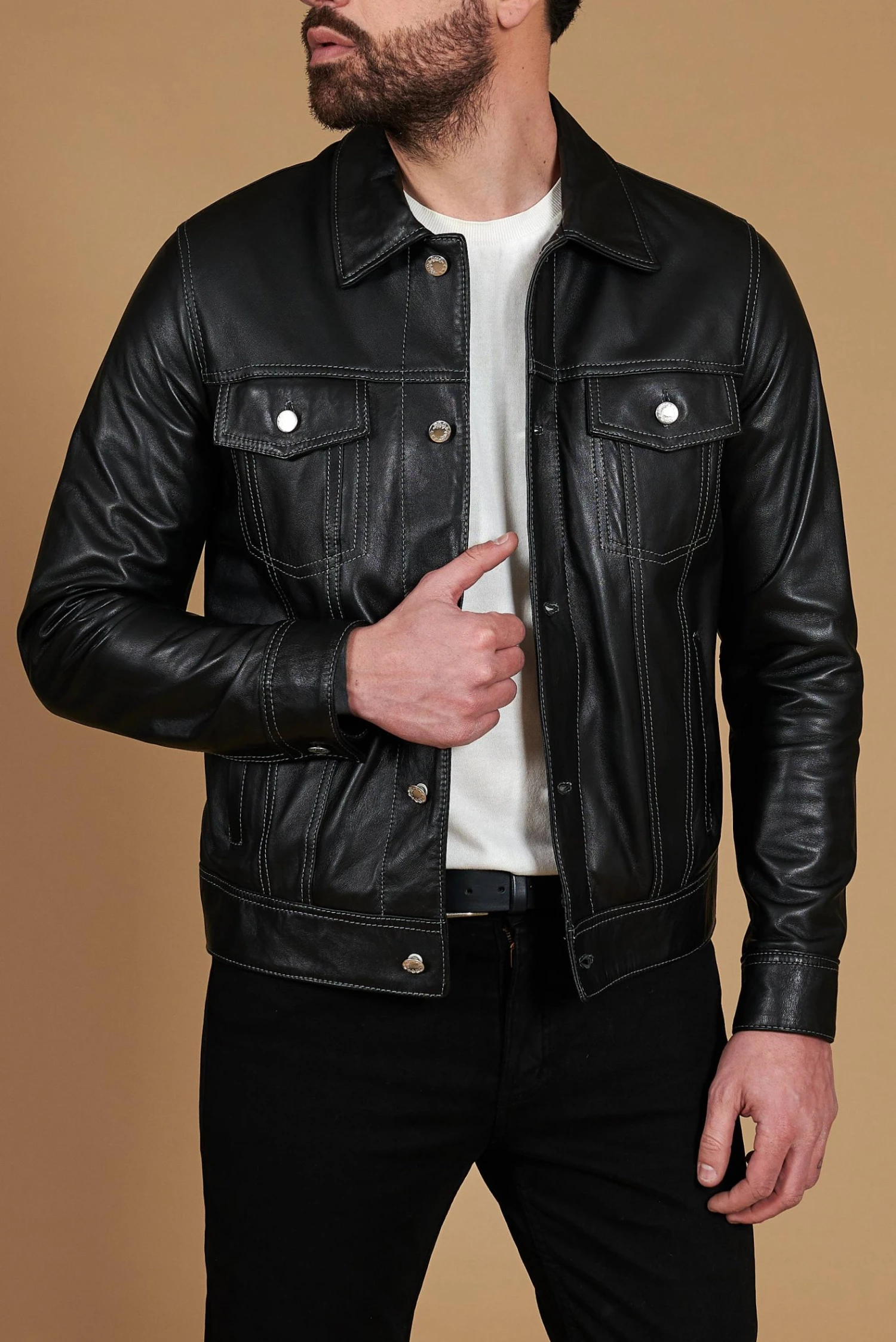 Schwarze Bikerlederjacke Knöpfen Und Hemdkragen 4 Schwarze Bikerlederjacke Knöpfen Und Hemdkragen – Bild 4