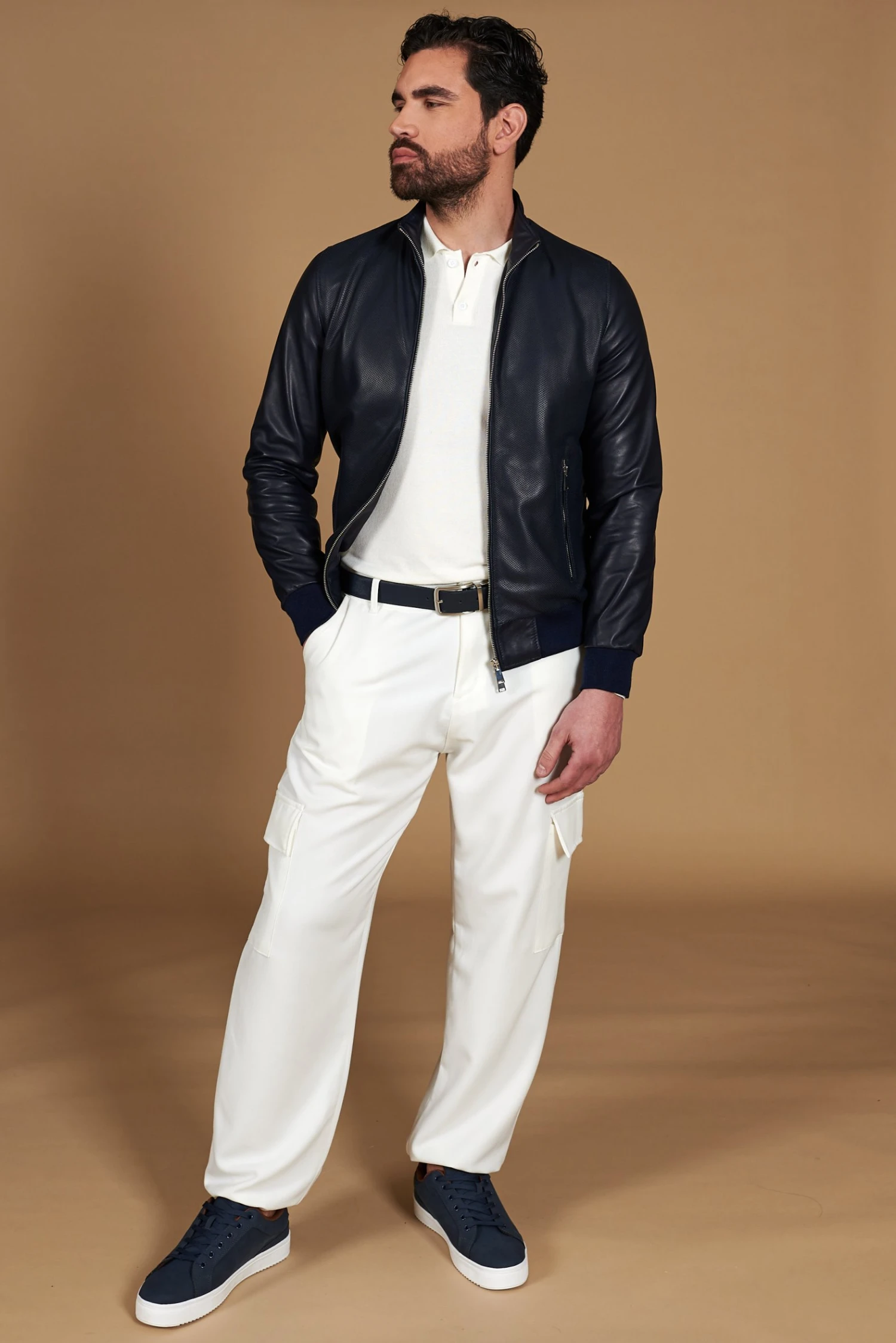 Blaue Bomberjacke Aus Perforiertem Leder Mit Passendem Elastisch Band 2 Blaue Bomberjacke Aus Perforiertem Leder Mit Passendem Elastisch Band – Bild 2