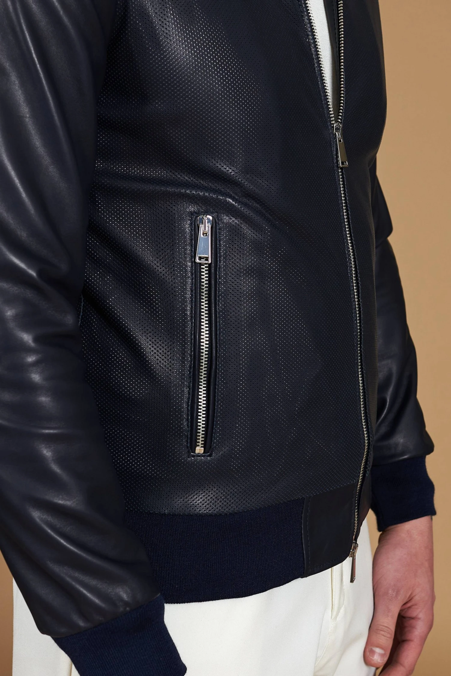 Blaue Bomberjacke Aus Perforiertem Leder Mit Passendem Elastisch Band 11 Blaue Bomberjacke Aus Perforiertem Leder Mit Passendem Elastisch Band – Bild 11