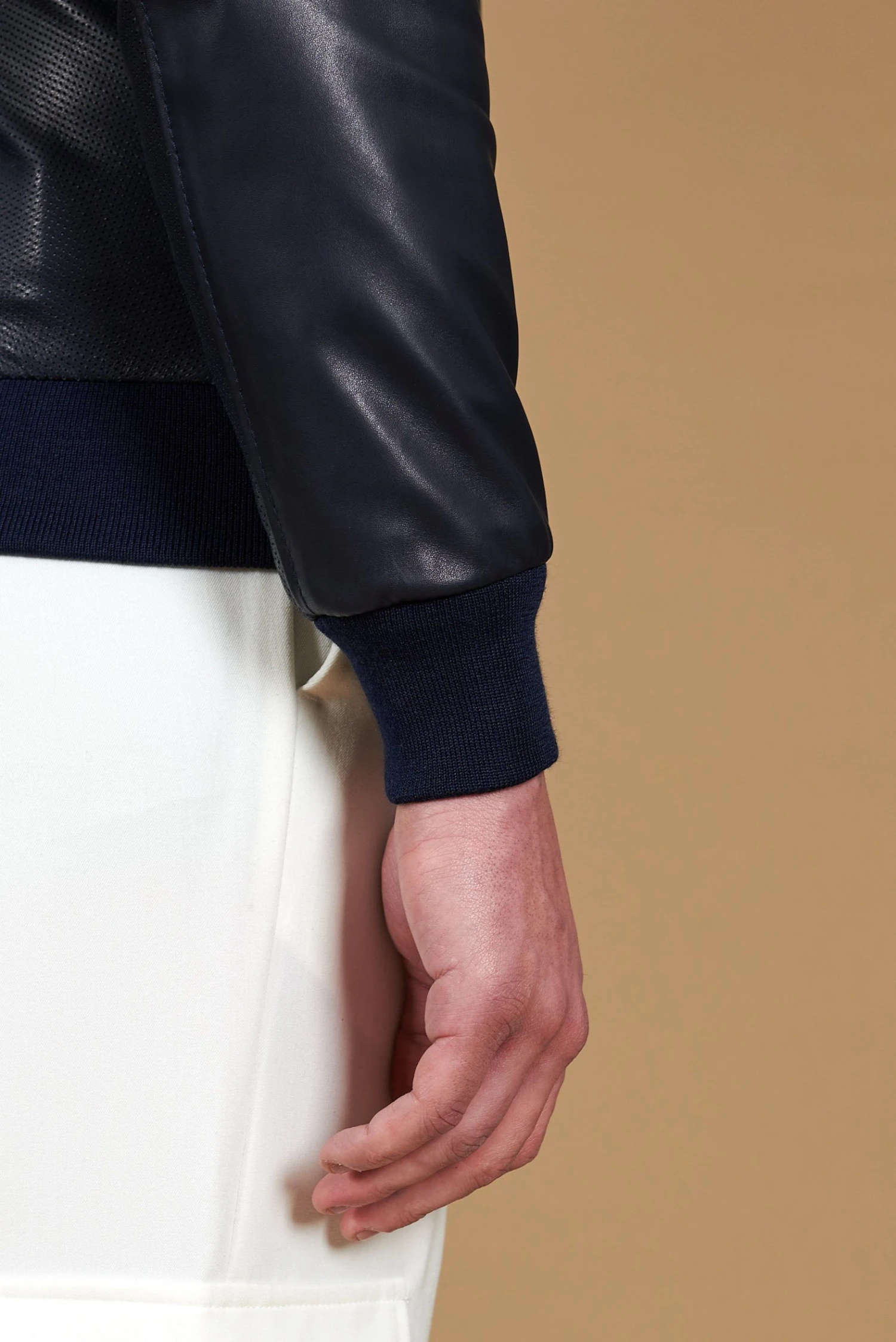 Blaue Bomberjacke Aus Perforiertem Leder Mit Passendem Elastisch Band 12 Blaue Bomberjacke Aus Perforiertem Leder Mit Passendem Elastisch Band – Bild 12