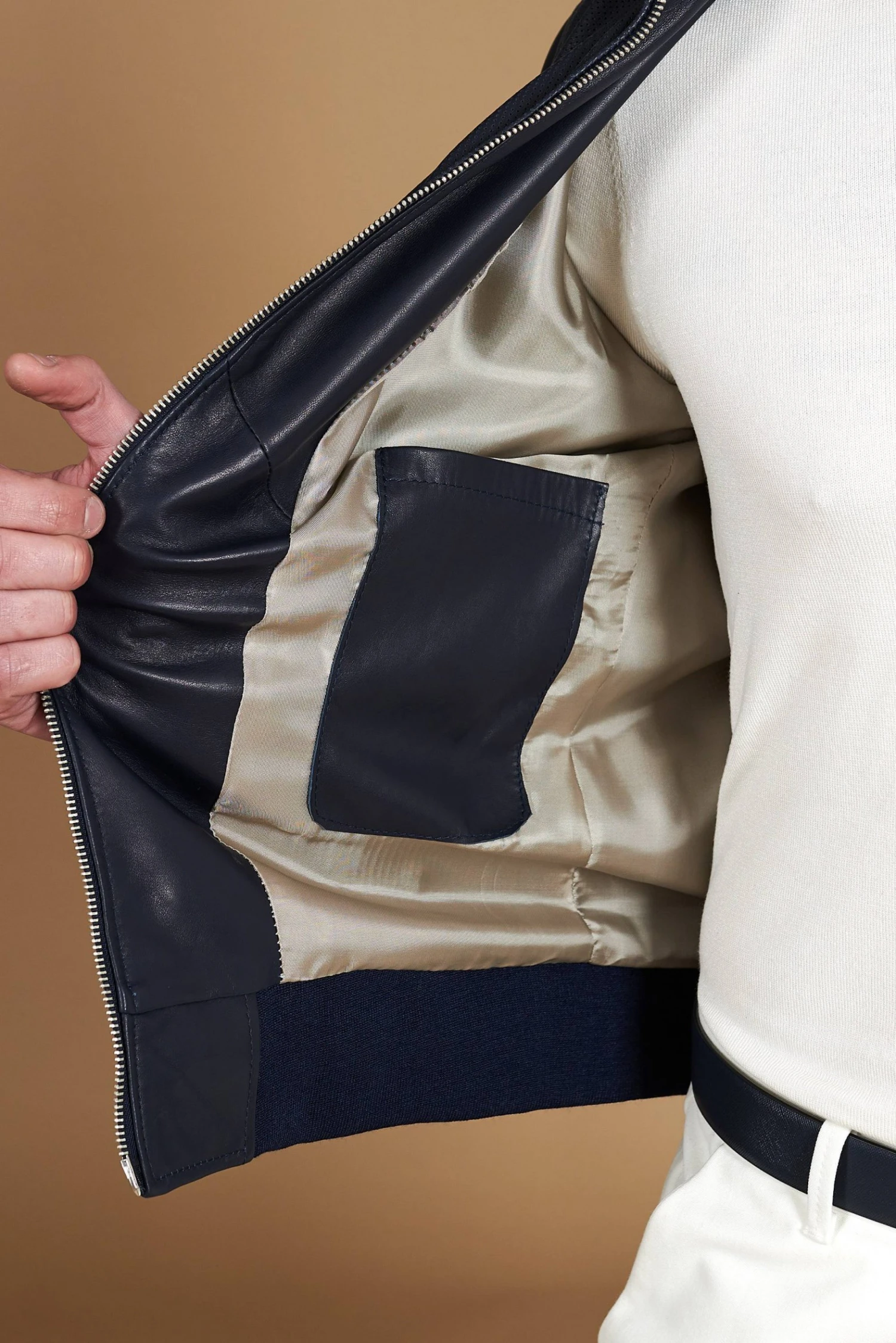 Blaue Bomberjacke Aus Perforiertem Leder Mit Passendem Elastisch Band 13 Blaue Bomberjacke Aus Perforiertem Leder Mit Passendem Elastisch Band – Bild 13