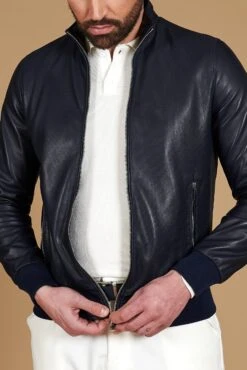 Blaue Bomberjacke Aus Perforiertem Leder Mit Passendem Elastisch Band 27 Blaue Bomberjacke Aus Perforiertem Leder Mit Passendem Elastisch Band -D’ARIENZO Verkäufe lederjacke fur herren perforiertem leder bomber echtes leder blaue 106 13