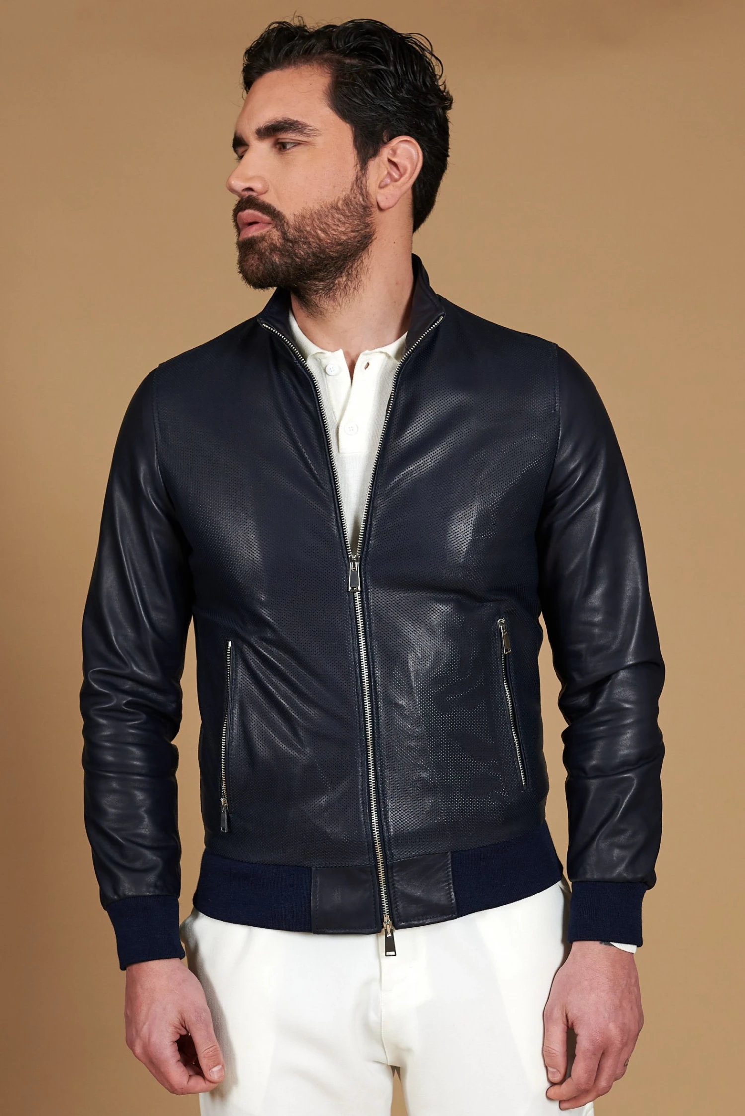 Blaue Bomberjacke Aus Perforiertem Leder Mit Passendem Elastisch Band 6 Blaue Bomberjacke Aus Perforiertem Leder Mit Passendem Elastisch Band – Bild 6