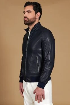 Blaue Bomberjacke Aus Perforiertem Leder Mit Passendem Elastisch Band 20 Blaue Bomberjacke Aus Perforiertem Leder Mit Passendem Elastisch Band -D’ARIENZO Verkäufe lederjacke fur herren perforiertem leder bomber echtes leder blaue 106 6