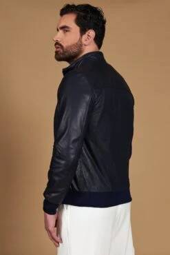 Blaue Bomberjacke Aus Perforiertem Leder Mit Passendem Elastisch Band 21 Blaue Bomberjacke Aus Perforiertem Leder Mit Passendem Elastisch Band -D’ARIENZO Verkäufe lederjacke fur herren perforiertem leder bomber echtes leder blaue 106 7