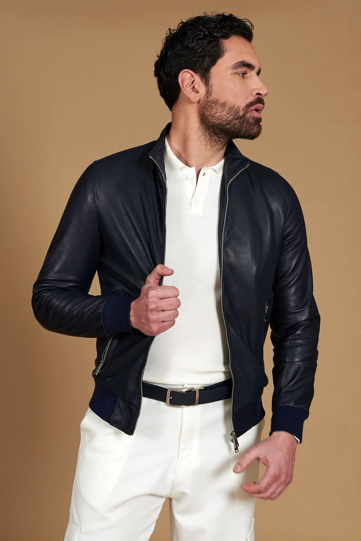 Blaue Bomberjacke Aus Perforiertem Leder Mit Passendem Elastisch Band 9 Blaue Bomberjacke Aus Perforiertem Leder Mit Passendem Elastisch Band – Bild 9