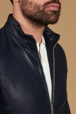 Blaue Bomberjacke Aus Perforiertem Leder Mit Passendem Elastisch Band 23 Blaue Bomberjacke Aus Perforiertem Leder Mit Passendem Elastisch Band -D’ARIENZO Verkäufe lederjacke fur herren perforiertem leder bomber echtes leder blaue 106 9
