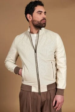 Cremefarben Bomberjackeaus Perforiertem Leder Mit Kontrastierende Taupefarbene Profile