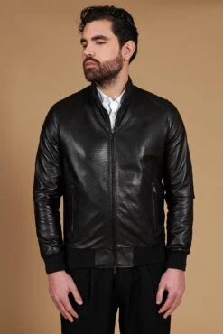 Schwarze Bomberjacke Aus Perforiertem Leder Mit Passendem Elastisch Band