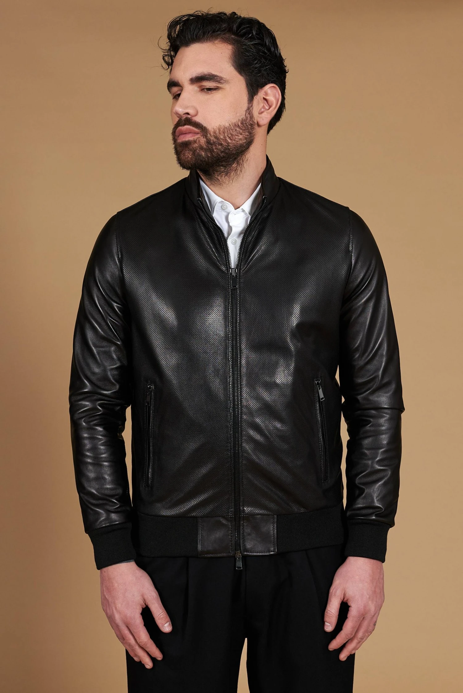 Schwarze Bomberjacke Aus Perforiertem Leder Mit Passendem Elastisch Band 1 Schwarze Bomberjacke Aus Perforiertem Leder Mit Passendem Elastisch Band