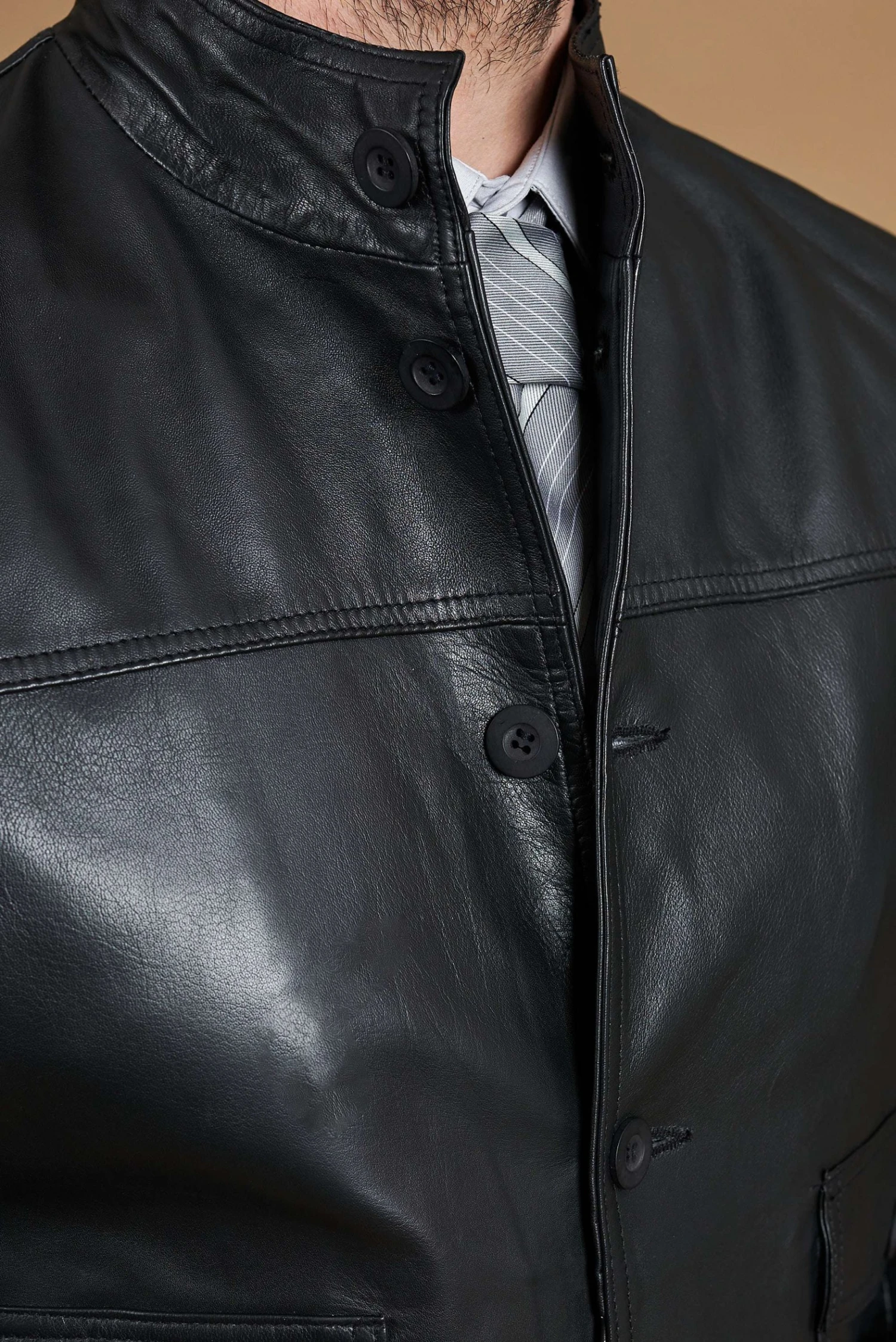 Schwarze Bomber Lederjacke Mit Knöpfen Glatte-effekt 11 Schwarze Bomber Lederjacke Mit Knöpfen Glatte-effekt – Bild 11