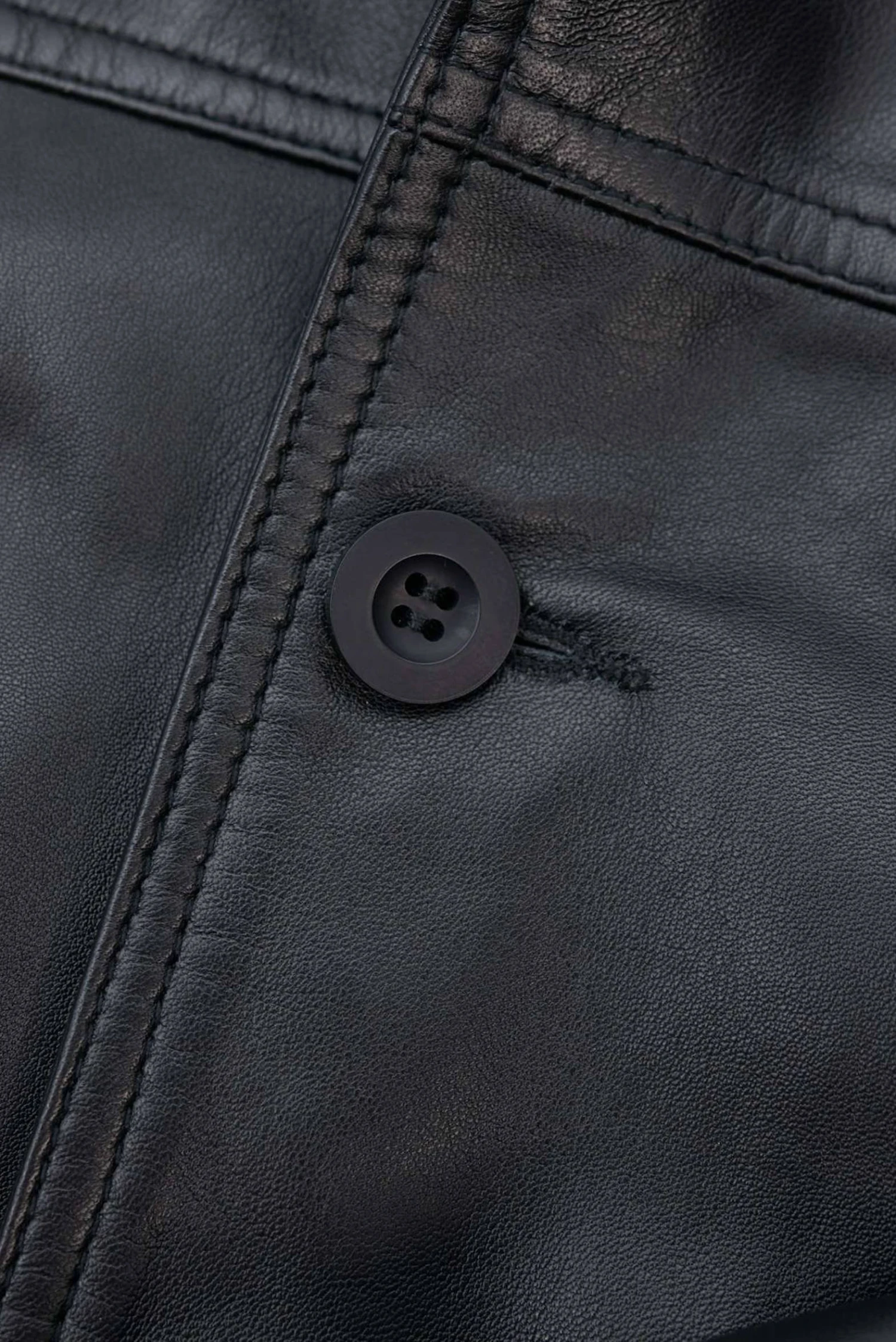 Schwarze Bomber Lederjacke Mit Knöpfen Glatte-effekt 15 Schwarze Bomber Lederjacke Mit Knöpfen Glatte-effekt – Bild 15