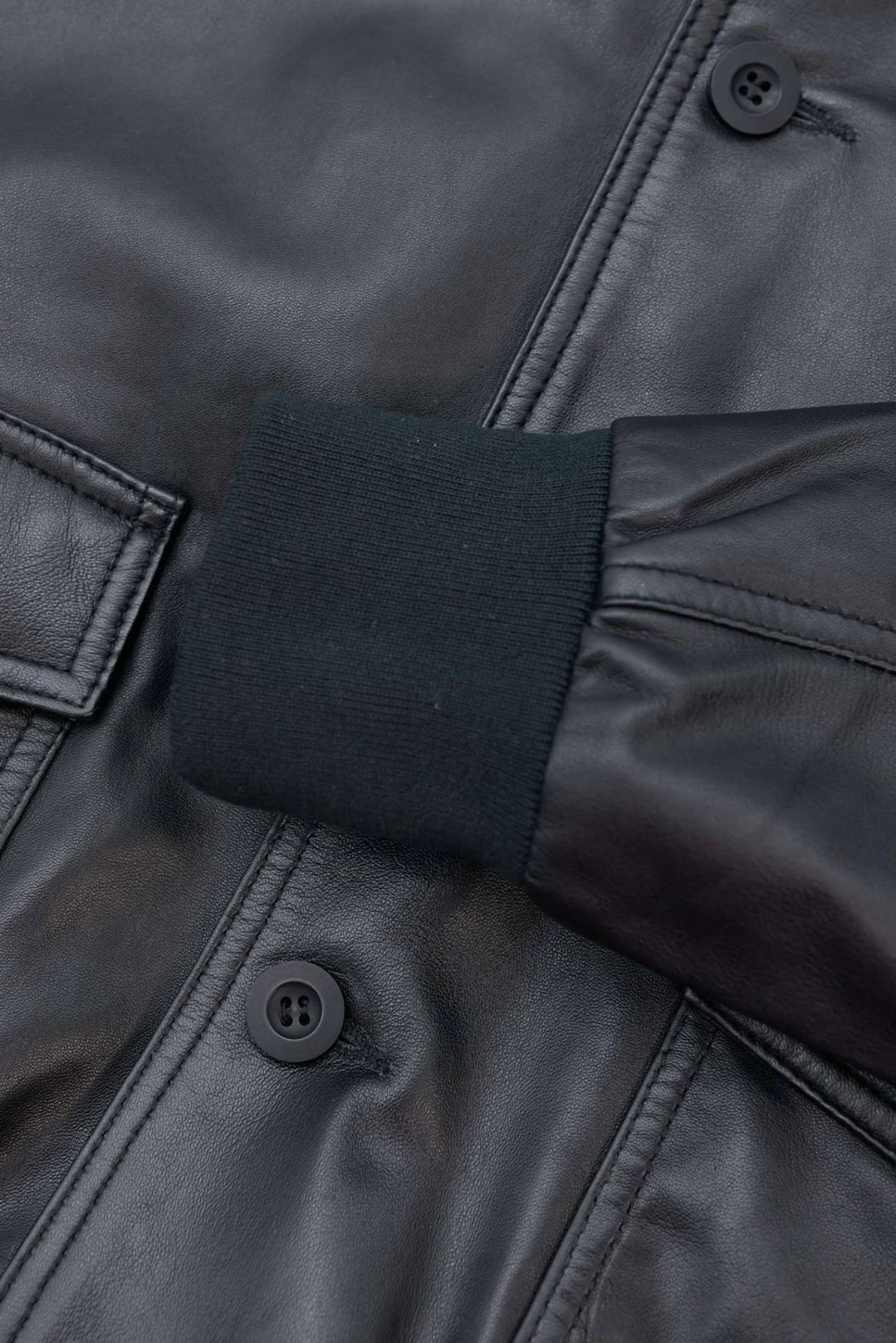 Schwarze Bomber Lederjacke Mit Knöpfen Glatte-effekt 17 Schwarze Bomber Lederjacke Mit Knöpfen Glatte-effekt – Bild 17