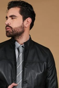 Schwarze Bomber Lederjacke Mit Knöpfen Glatte-effekt 19 Schwarze Bomber Lederjacke Mit Knöpfen Glatte-effekt -D’ARIENZO Verkäufe lederjacke fur manner bomberjacke echtes leder schwarze Alex bottoni 2