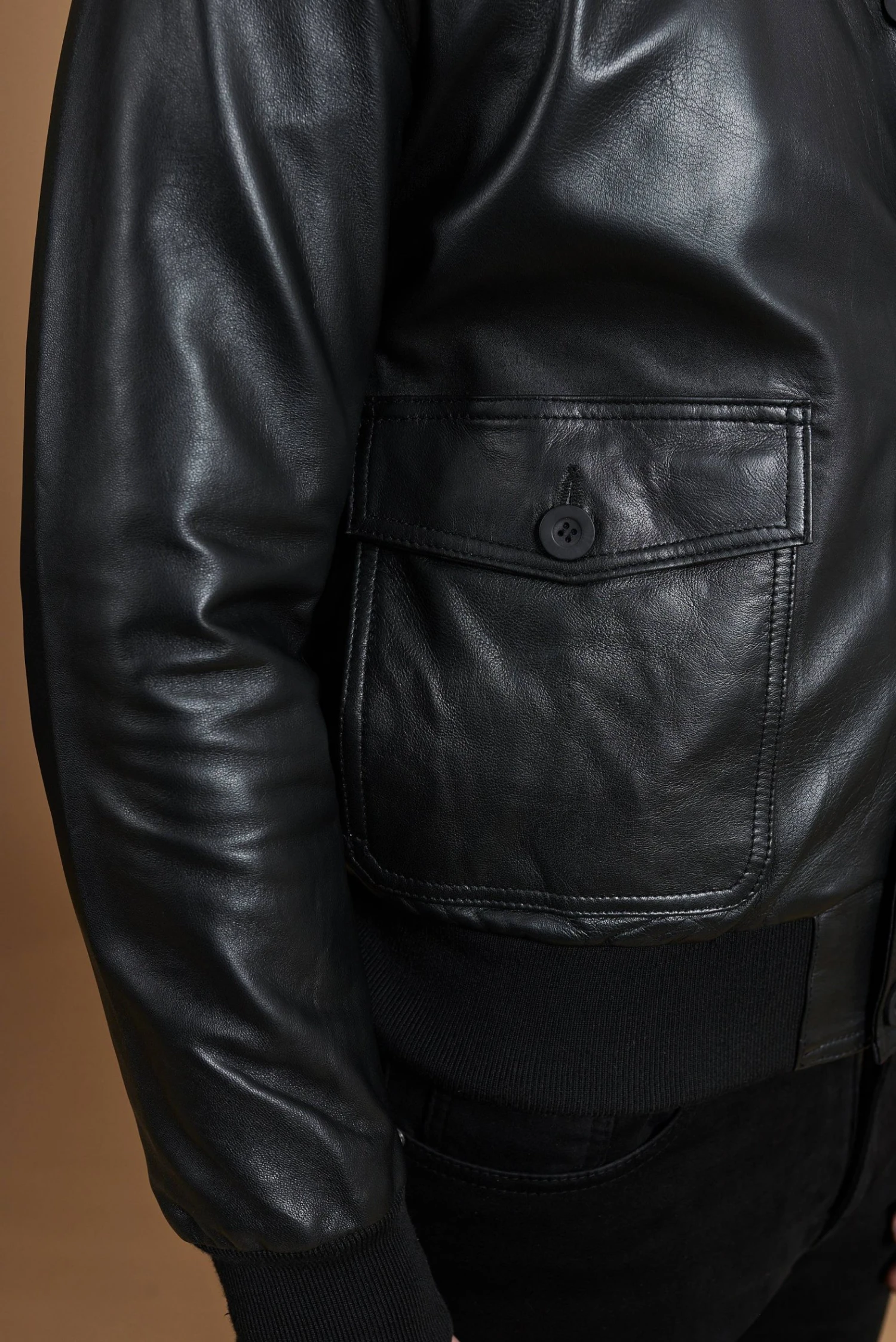 Schwarze Bomber Lederjacke Mit Knöpfen Glatte-effekt 10 Schwarze Bomber Lederjacke Mit Knöpfen Glatte-effekt – Bild 10