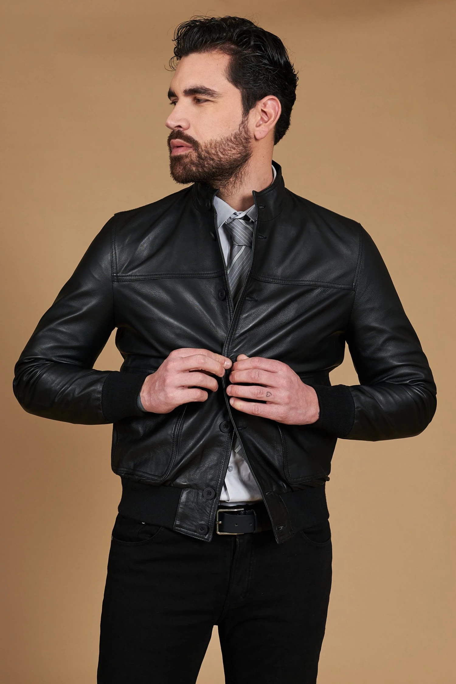 Schwarze Bomber Lederjacke Mit Knöpfen Glatte-effekt 1 Schwarze Bomber Lederjacke Mit Knöpfen Glatte-effekt