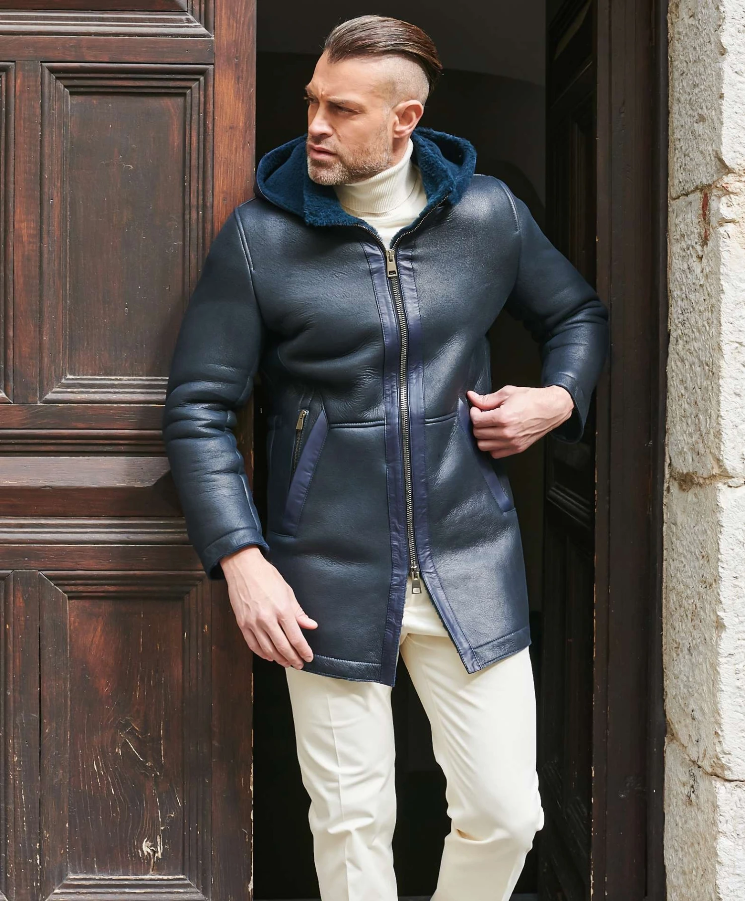 Mantel Aus Blaue Schaffell Mit Abnehmbarer Kapuze 2 Mantel Aus Blaue Schaffell Mit Abnehmbarer Kapuze – Bild 2