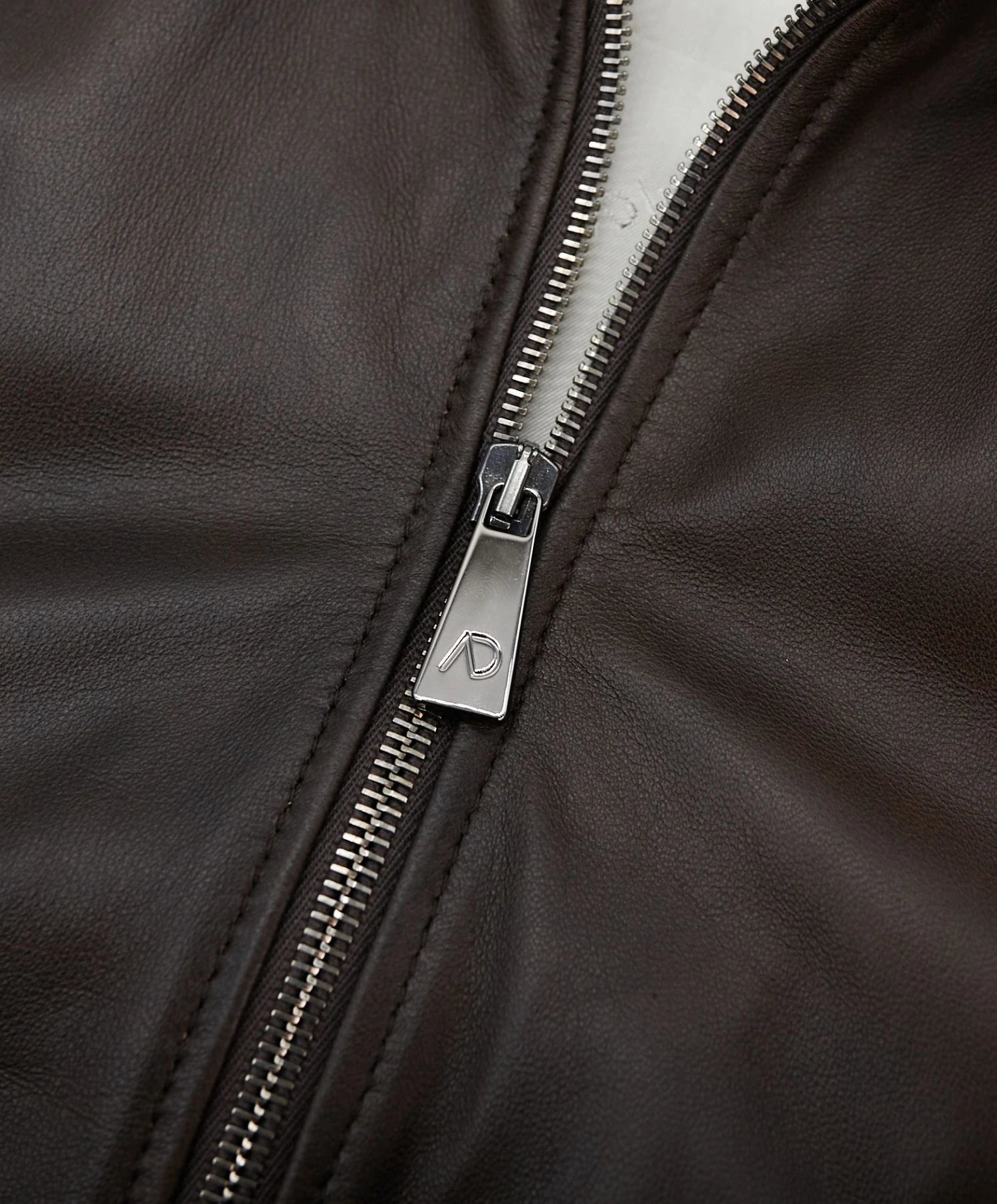 Bomberjacke Aus Braune Leder Mit Canne-Stickerei 8 Bomberjacke Aus Braune Leder Mit Canne-Stickerei – Bild 8