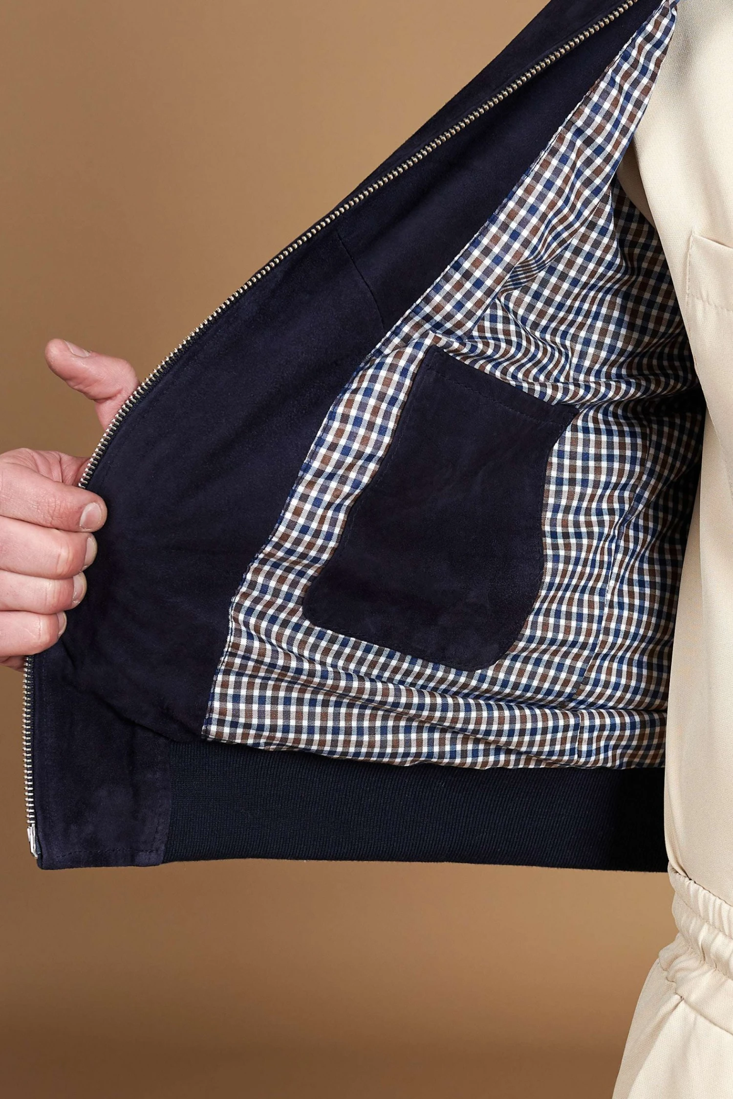 Blaue Bomberjacke Aus Wildleder Mit Zwei Reißverschlusstaschen 18 Blaue Bomberjacke Aus Wildleder Mit Zwei Reißverschlusstaschen – Bild 18