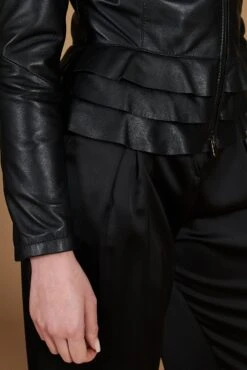 Schwarze Nappalederjacke Mit Glatten Volants 27 Schwarze Nappalederjacke Mit Glatten Volants -D’ARIENZO Verkäufe lederjacke schwarz f105bl 11