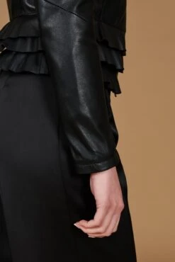 Schwarze Nappalederjacke Mit Glatten Volants 28 Schwarze Nappalederjacke Mit Glatten Volants -D’ARIENZO Verkäufe lederjacke schwarz f105bl 12