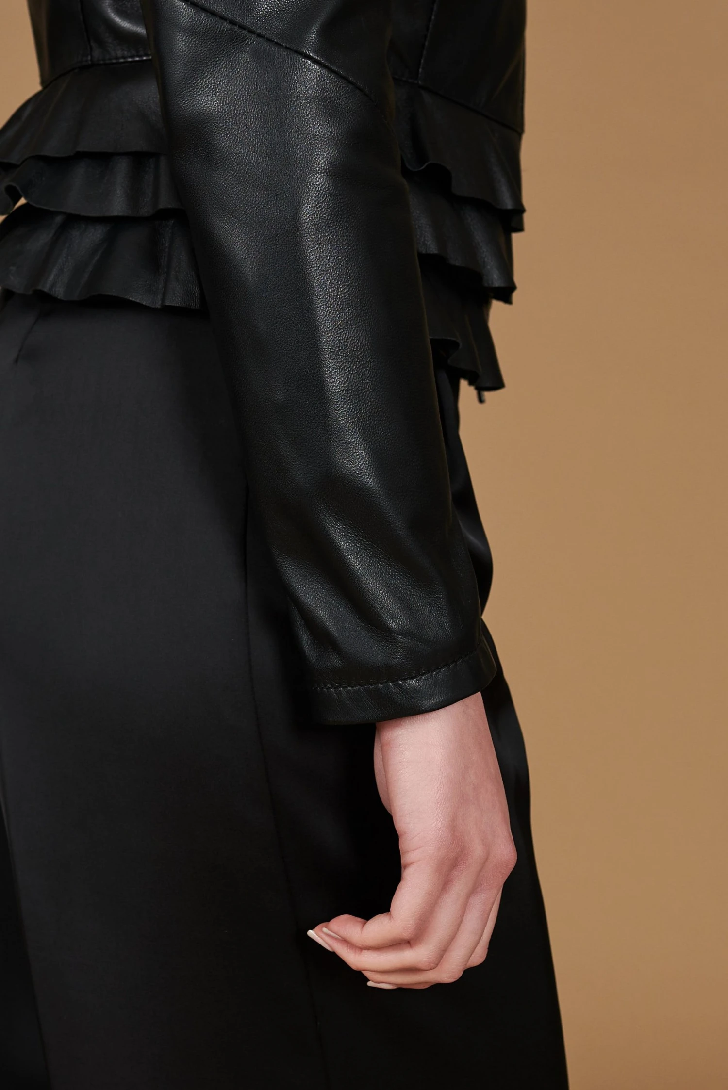 Schwarze Nappalederjacke Mit Glatten Volants 13 Schwarze Nappalederjacke Mit Glatten Volants – Bild 13