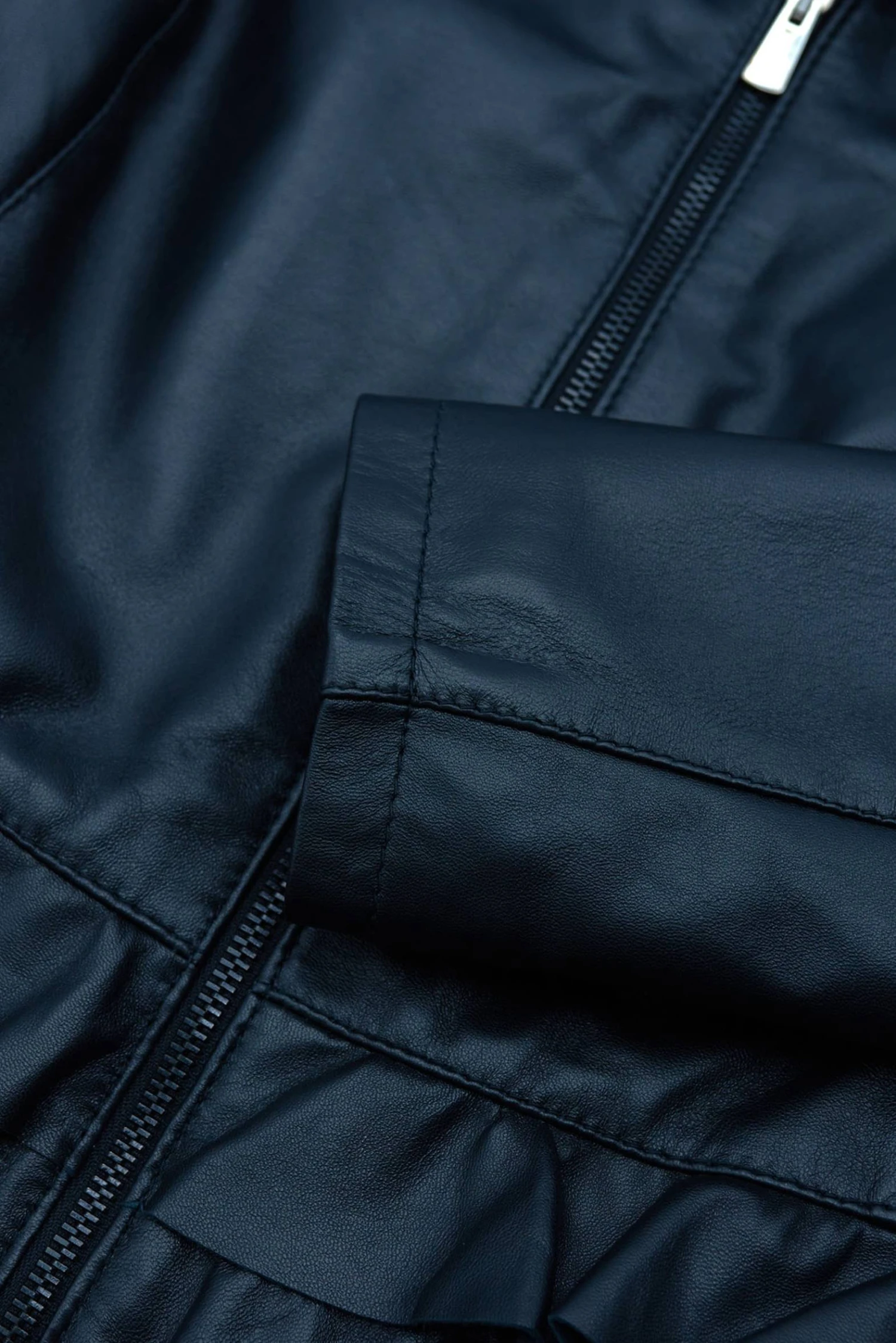 Schwarze Nappalederjacke Mit Glatten Volants 15 Schwarze Nappalederjacke Mit Glatten Volants – Bild 15